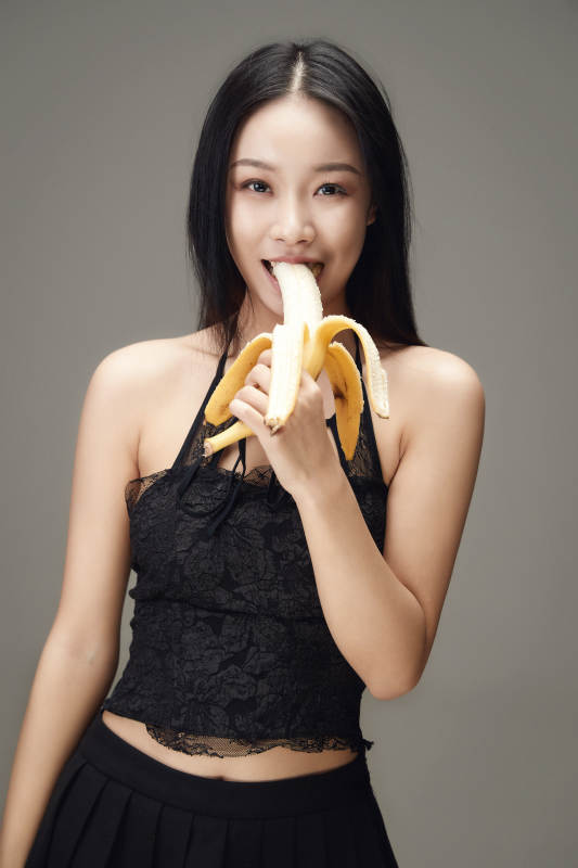 吃水果的亚洲东方长发少女图片