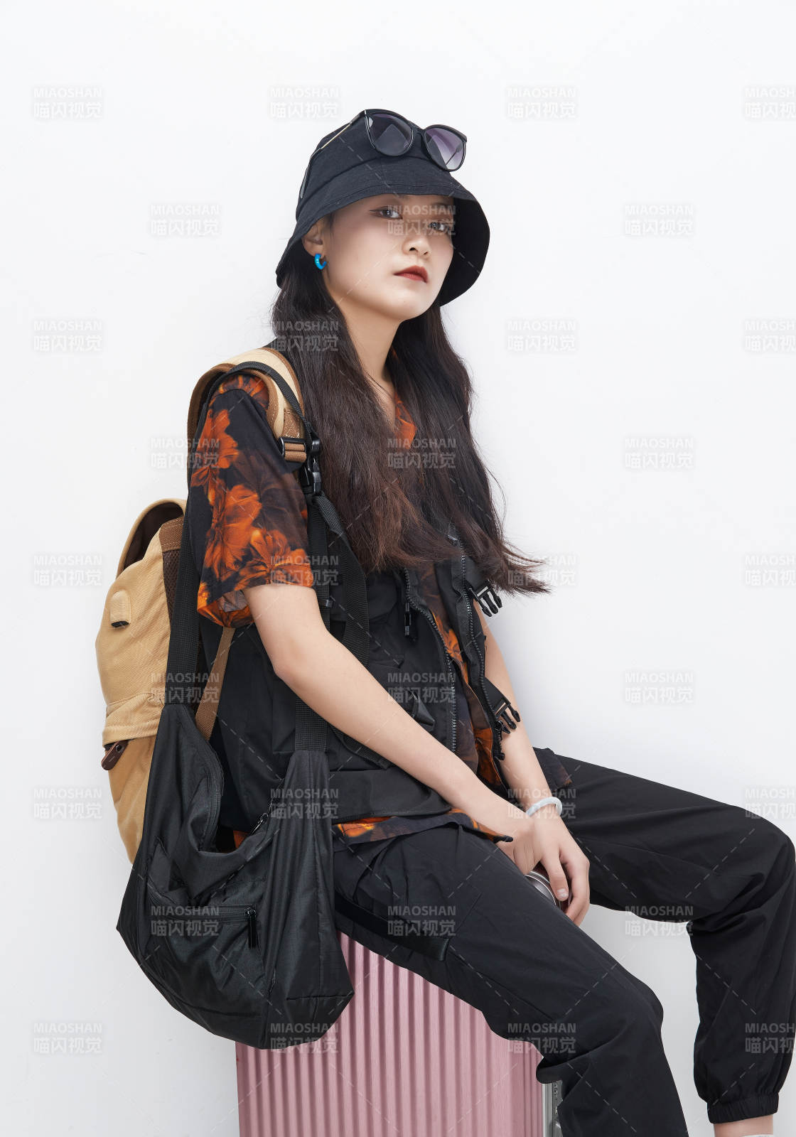 白色背景下准备出发旅行的美丽东方女大学生图片