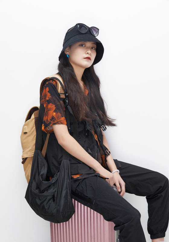 白色背景下准备出发旅行的美丽东方女大学生图片