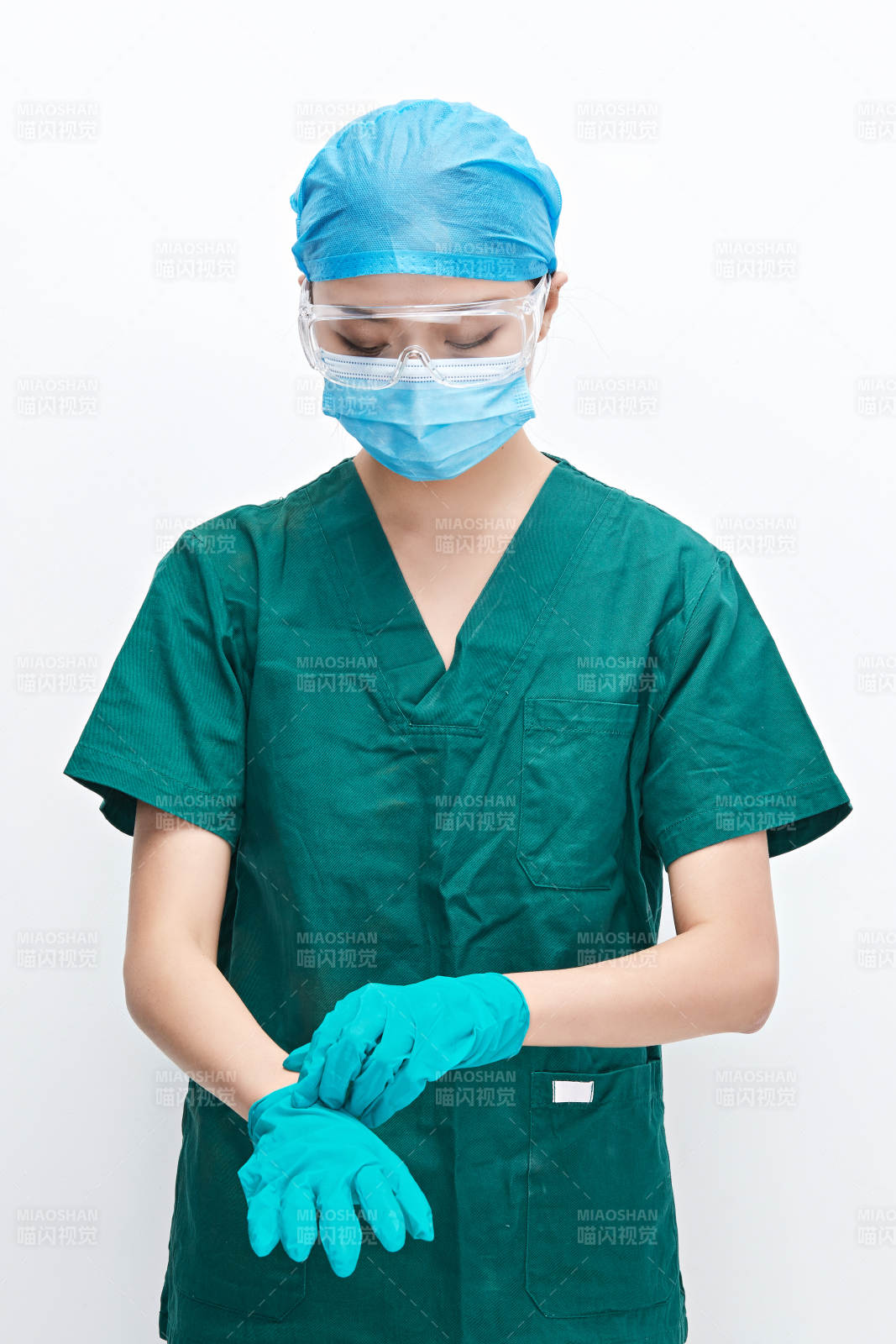 白色背景下的外科手术医疗人员形象图片