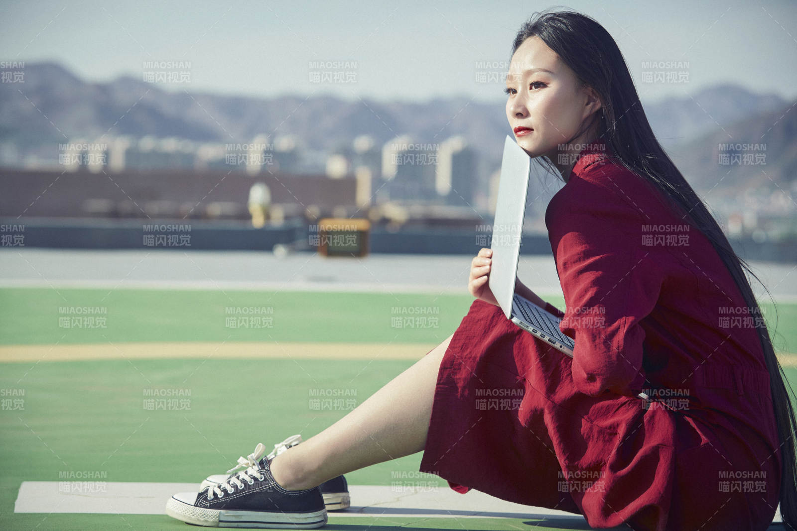 亚洲商务年轻女性在楼顶停机坪使用电脑办公图片