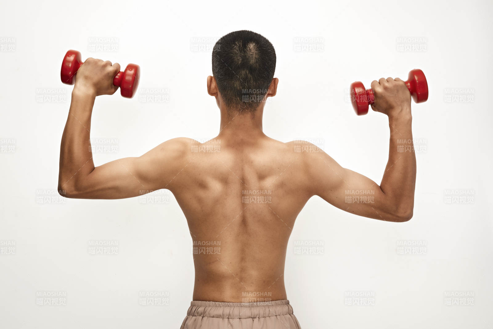 使用哑铃进行健身锻炼的亚洲男性图片