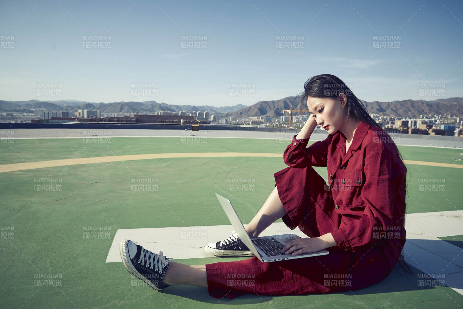 亚洲商务年轻女性在楼顶停机坪使用电脑办公图片