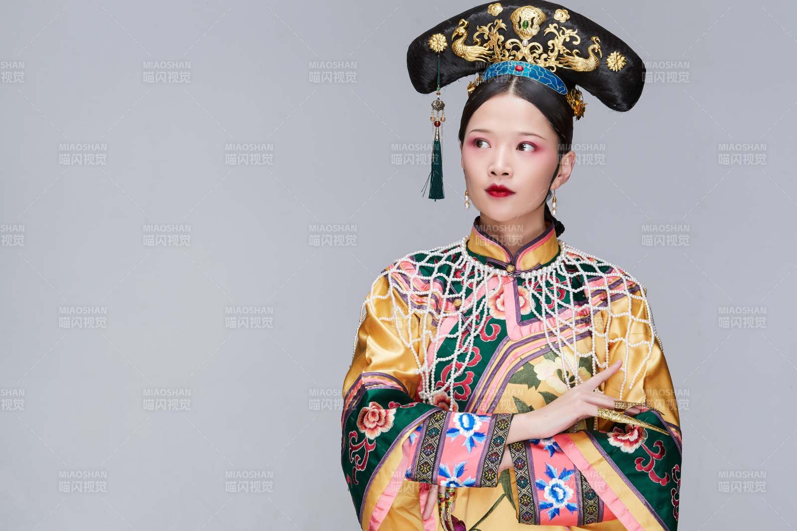 白色背景下的清代女性古装造型清朝古装图片