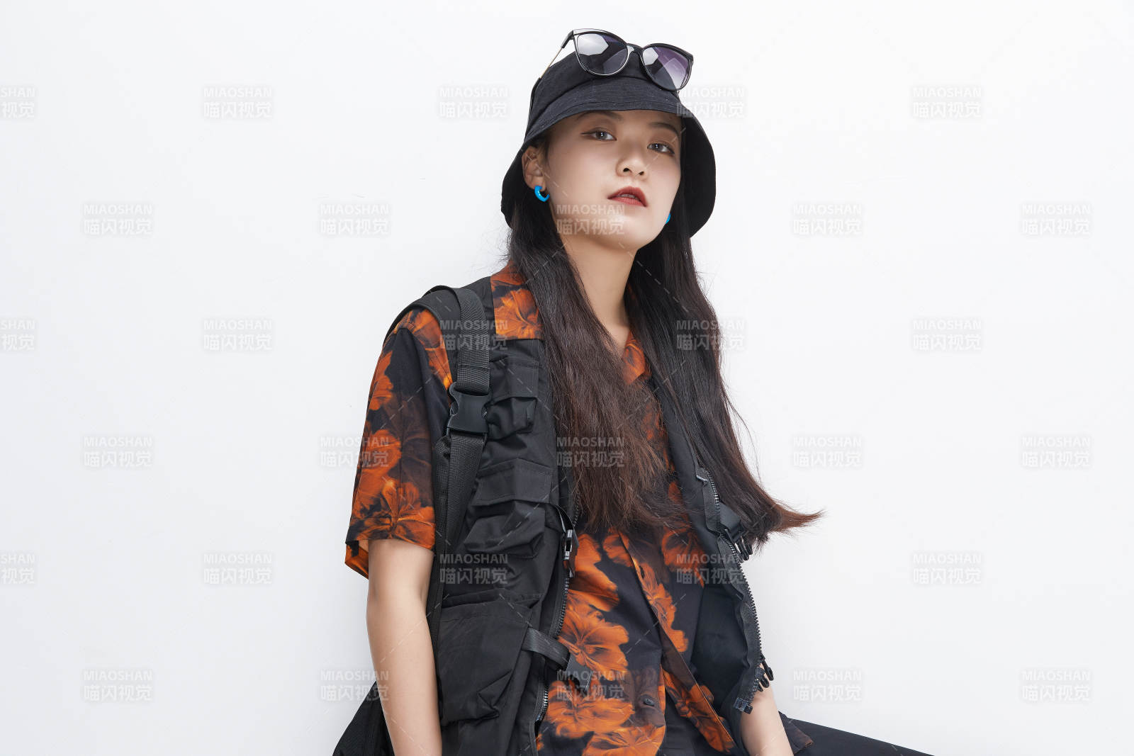 白色背景下准备出发旅行的美丽东方女大学生图片