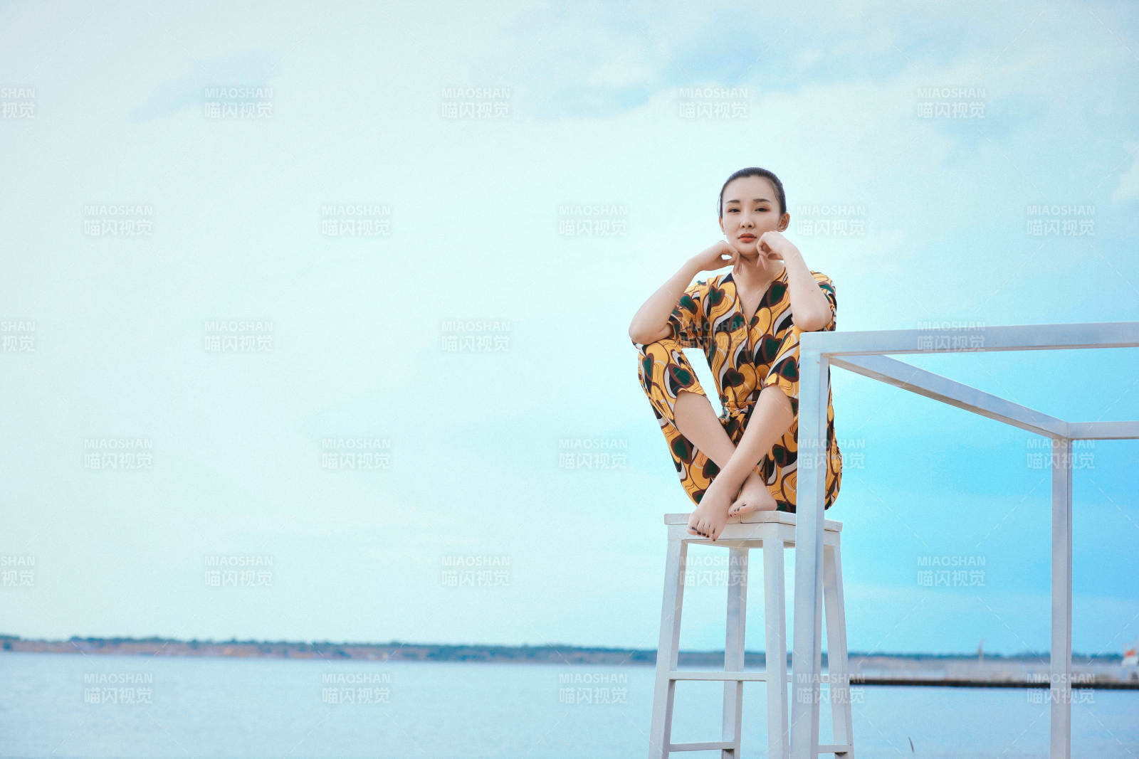 悠闲的坐在美丽湖岸码头的亚洲年轻女性人像图片