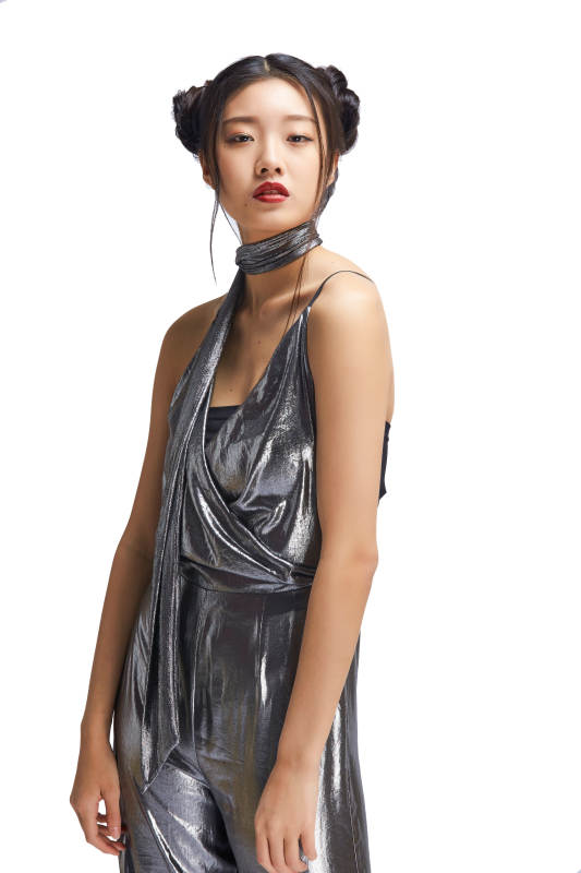 白色背景前的亚洲女性舞者图片