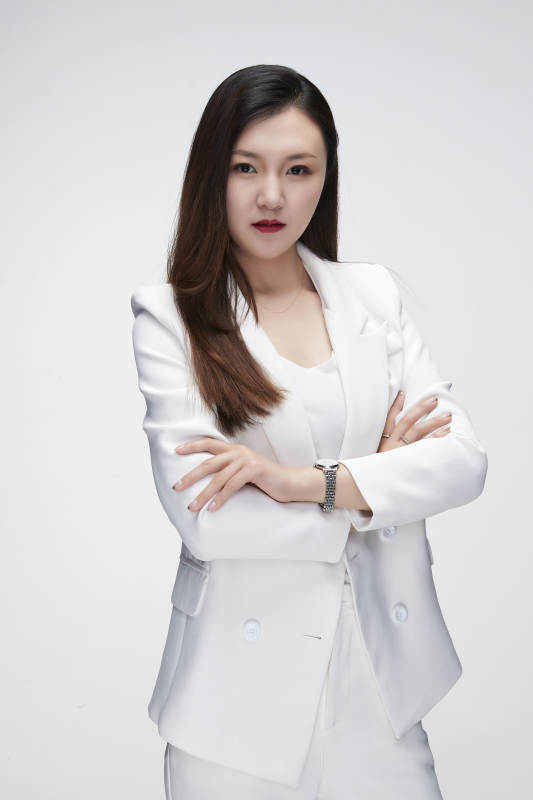 影棚拍摄白色背景亚洲年轻女性商务人像图片