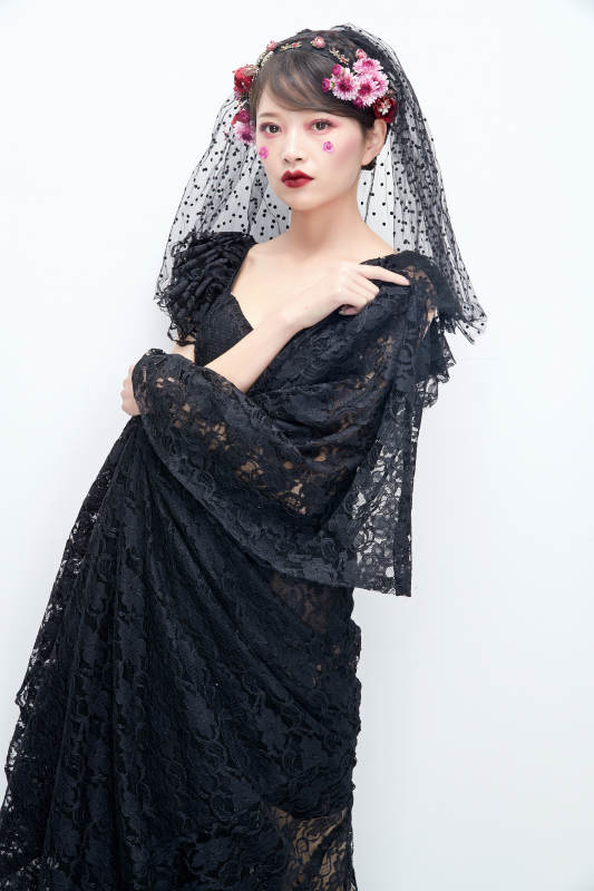 白色背景下的新娘彩妆美女人像图片