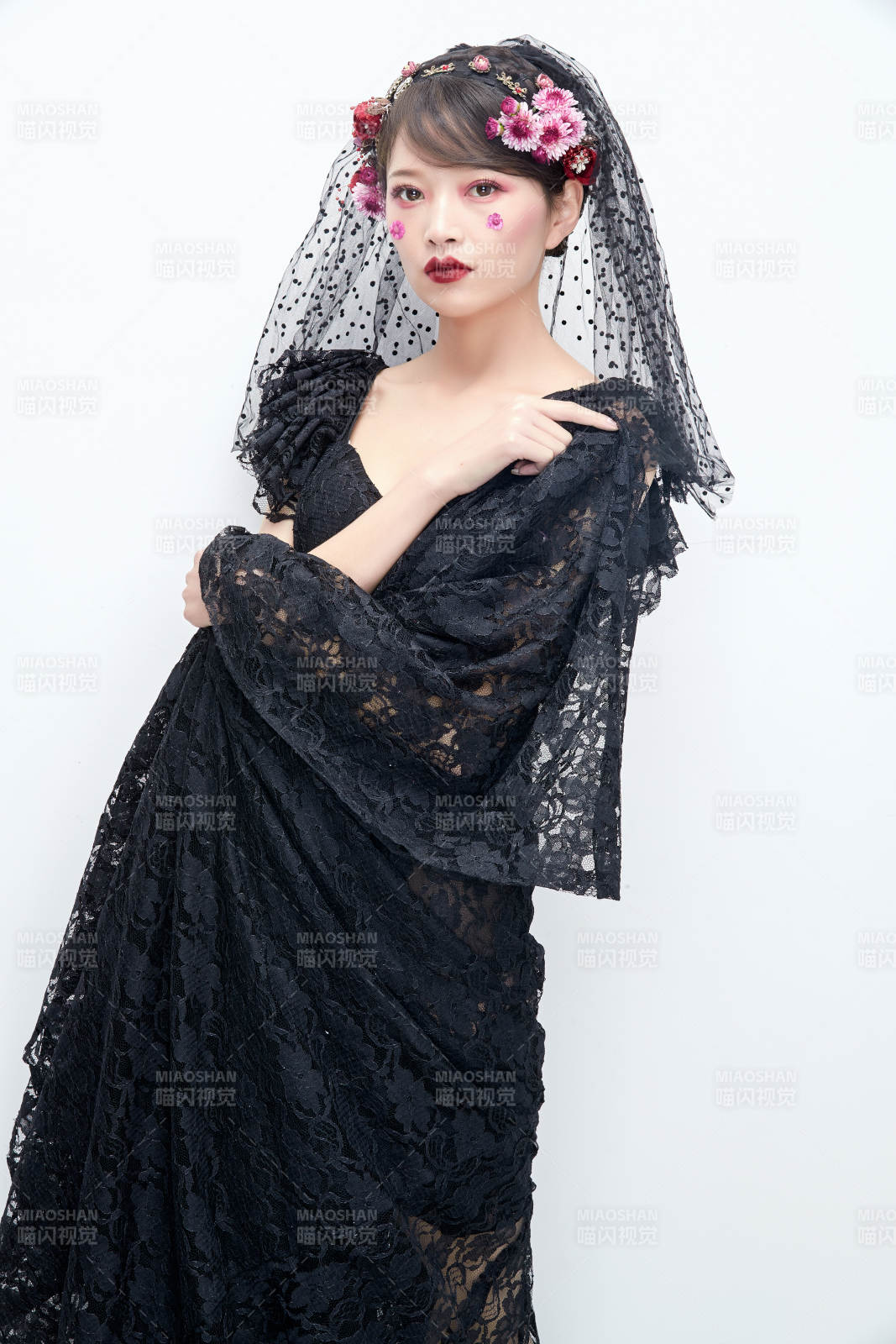 白色背景下的新娘彩妆美女人像图片