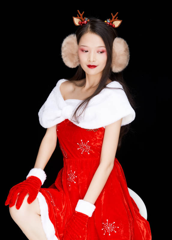 身穿圣诞服饰手提购物袋性感可爱的圣诞女郎图片