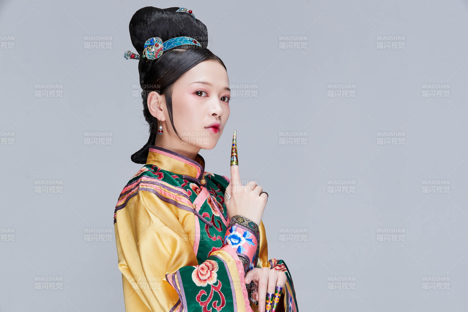 白色背景下的清代女性古装造型清朝古装图片