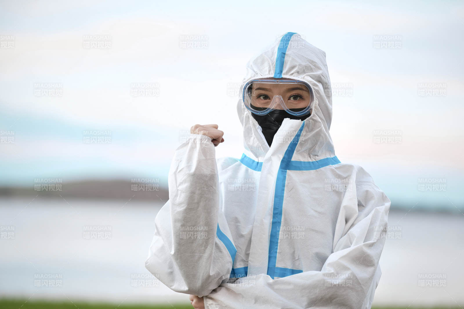 穿白色防护服佩戴护目镜口罩的女性防护人员图片