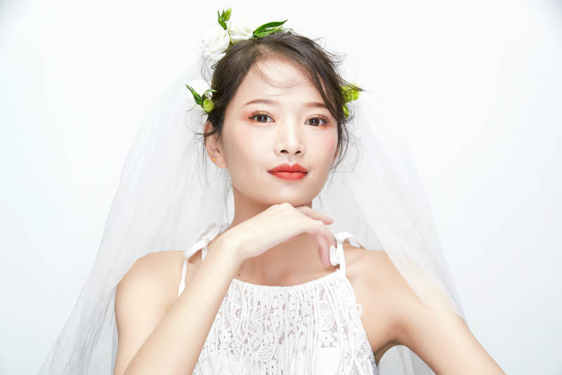 棚拍白色背景下的新娘美妆图片