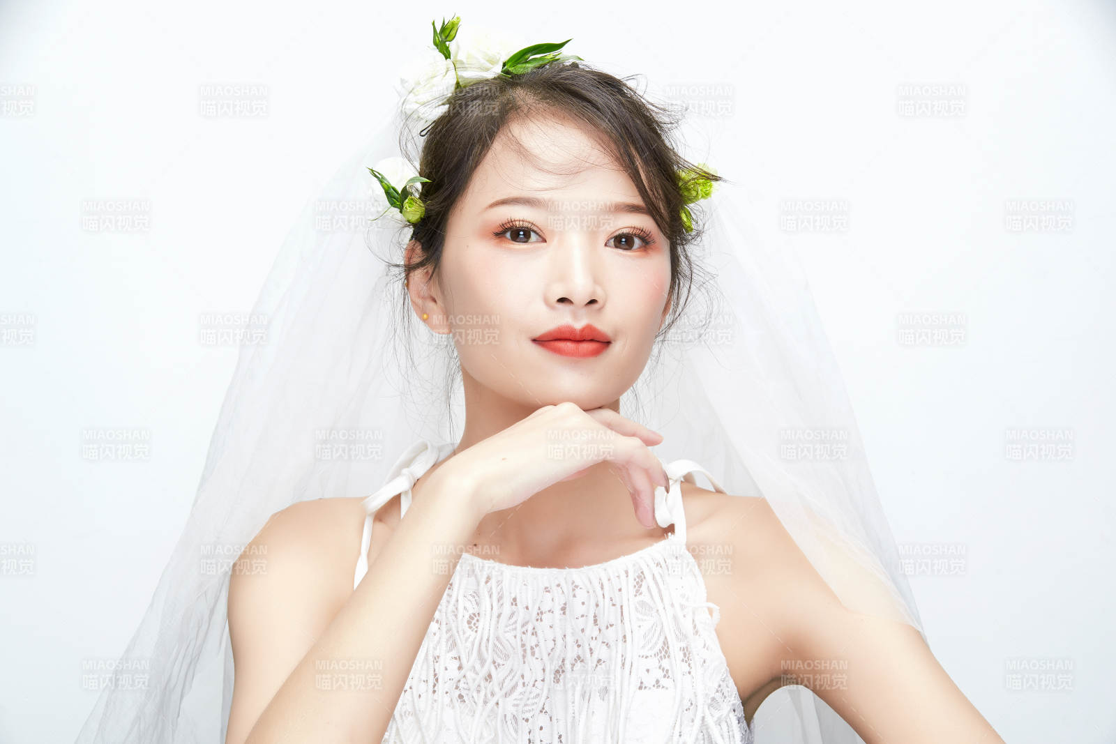 棚拍白色背景下的新娘美妆图片