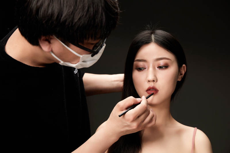 进行美妆化妆的化妆师与模特图片