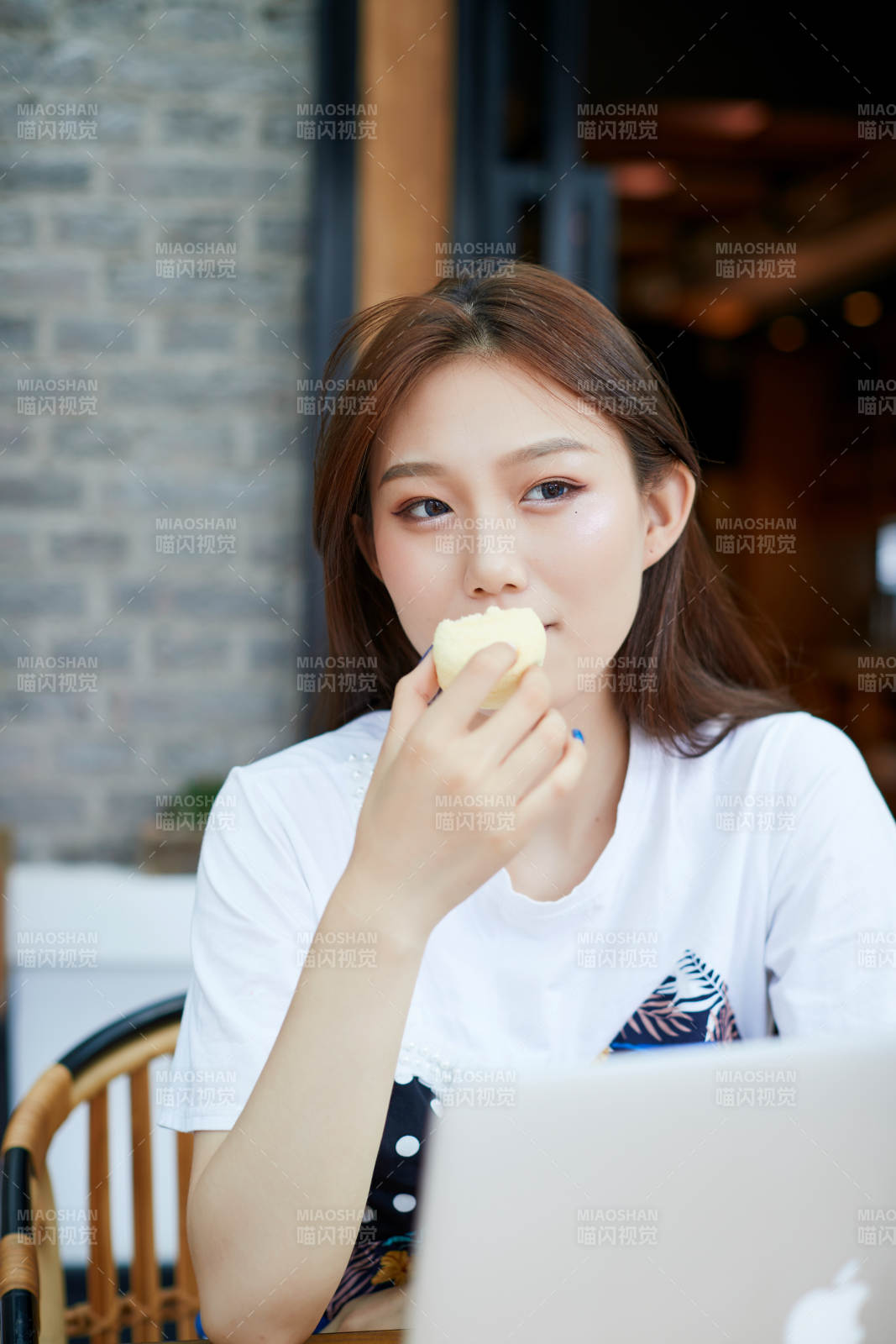 坐在咖啡图书馆吃东西的可爱少女图片