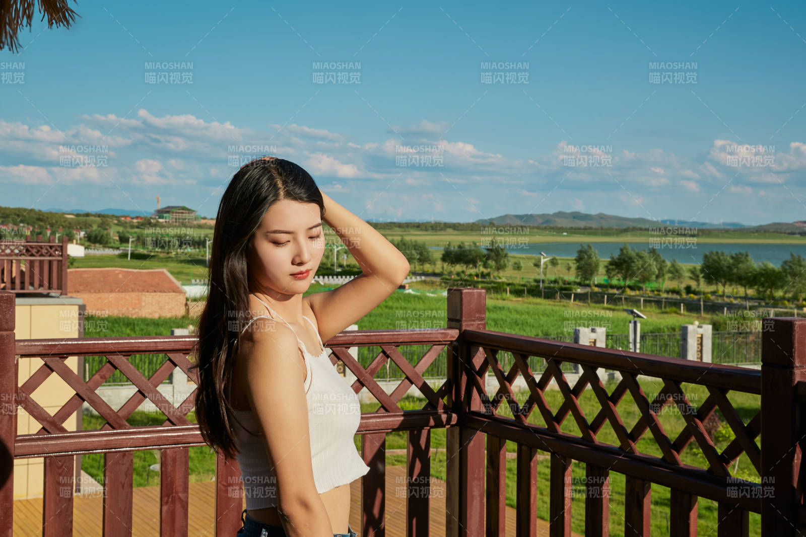 度假区酒店别墅天台上的美女图片