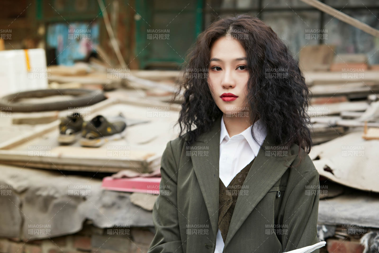 老旧城区里穿着复古港风的美丽清纯少女图片