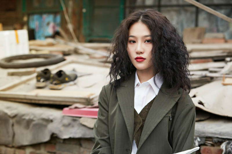 老旧城区里穿着复古港风的美丽清纯少女图片