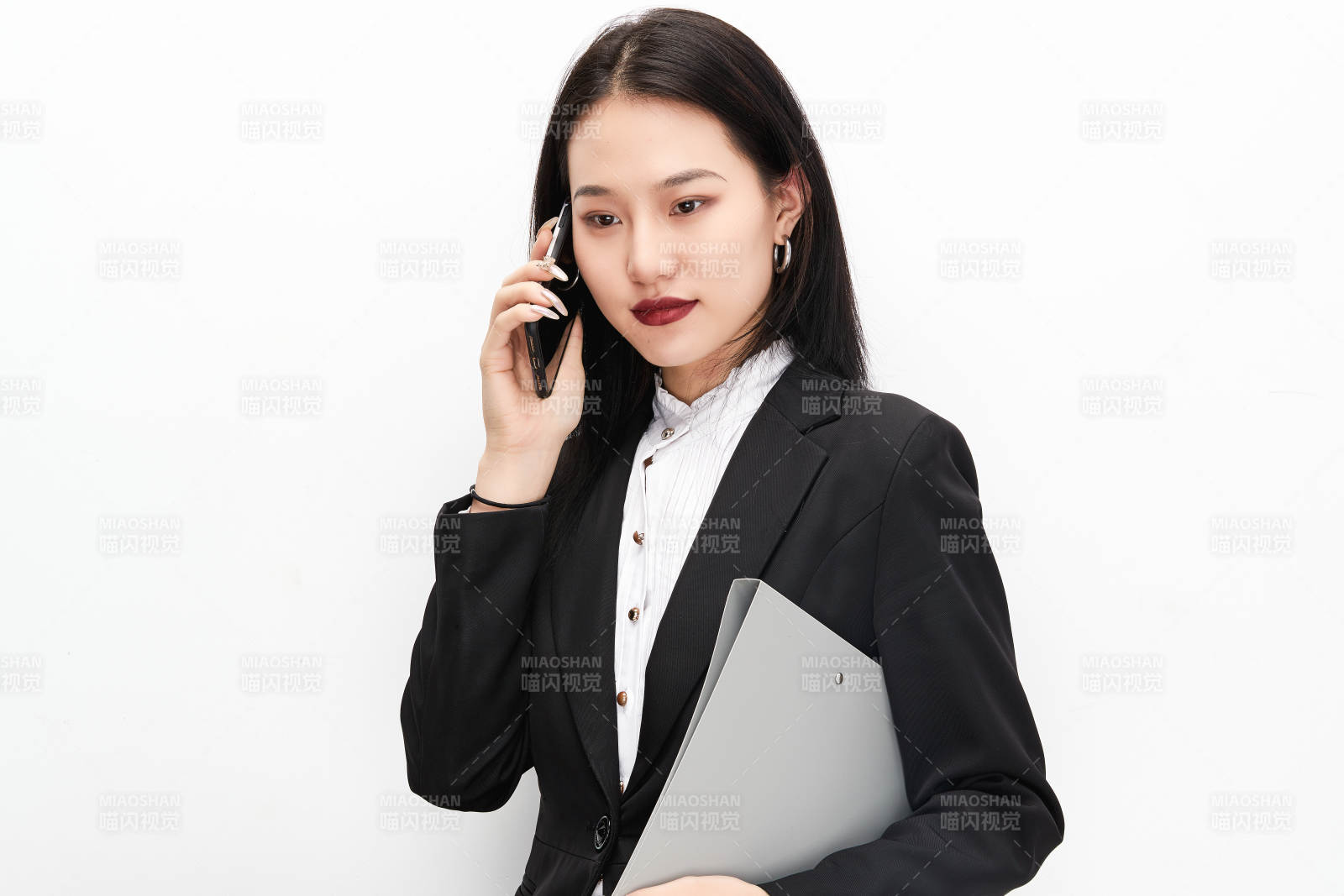 身穿西服拿着文件夹的美丽商务女士图片