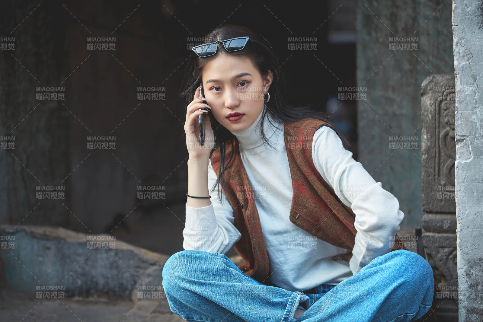 老旧城区里穿着复古港风的美丽清纯少女图片