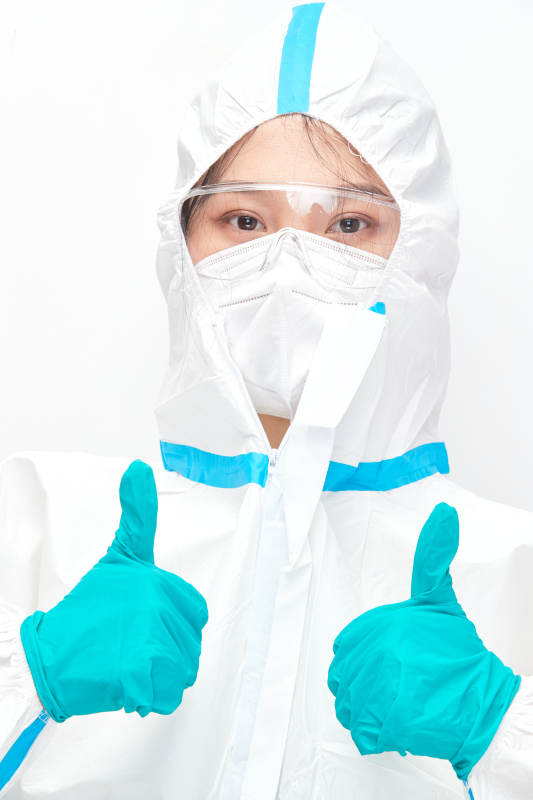 穿白色防护服佩戴护目镜口罩的女性医疗人员图片