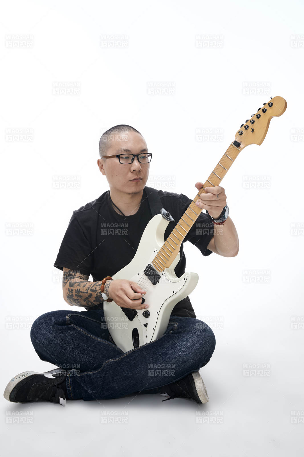 手持电吉他展示演奏的亚洲男性摇滚乐手人像图片