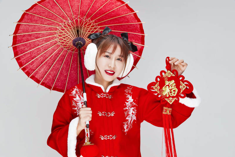 手打油纸伞手提红灯笼身穿喜庆汉服的可爱少女图片