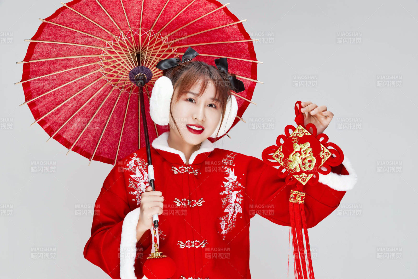 手打油纸伞手提红灯笼身穿喜庆汉服的可爱少女图片