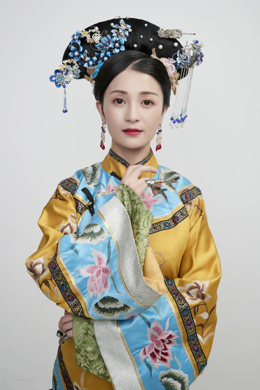 白色背景下的清代女性古装造型清朝古装图片