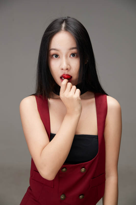 吃水果的亚洲东方长发少女图片