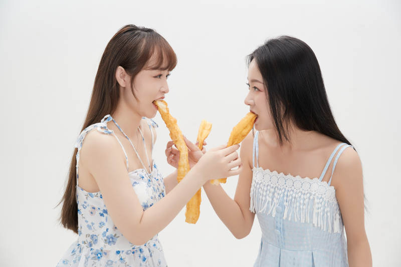 吃油条的亚洲可爱美女闺蜜图片