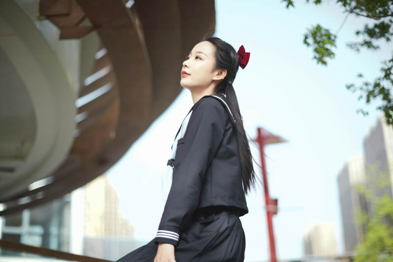 日系户外公园穿jk校服的少女图片