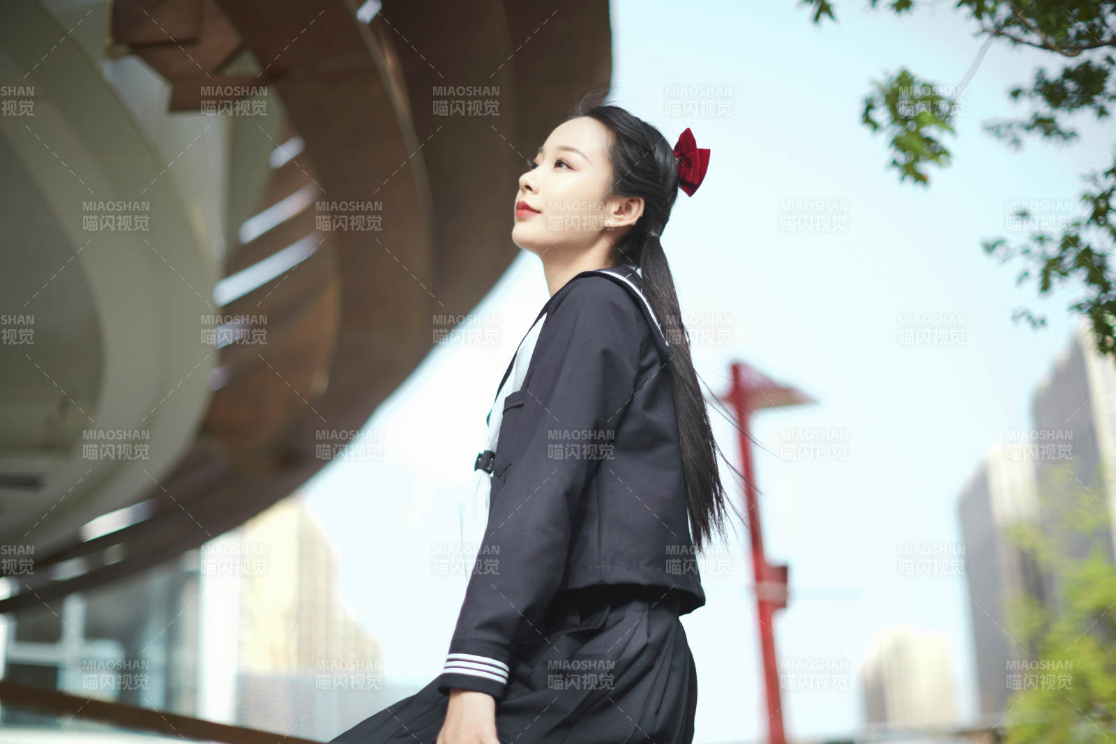 日系户外公园穿jk校服的少女图片