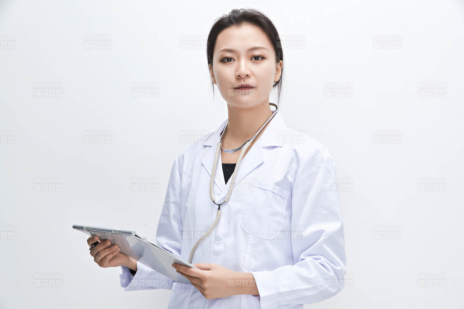 白色背景下手持病历夹的巡查医生人像图片