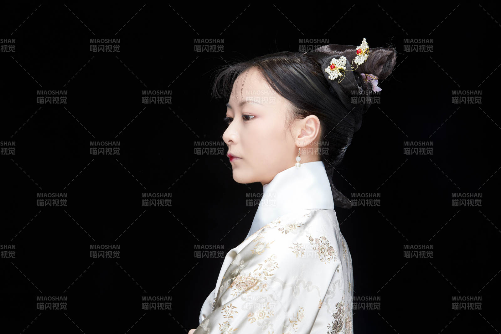 黑色背景下的清代女性古装造型清朝古装图片