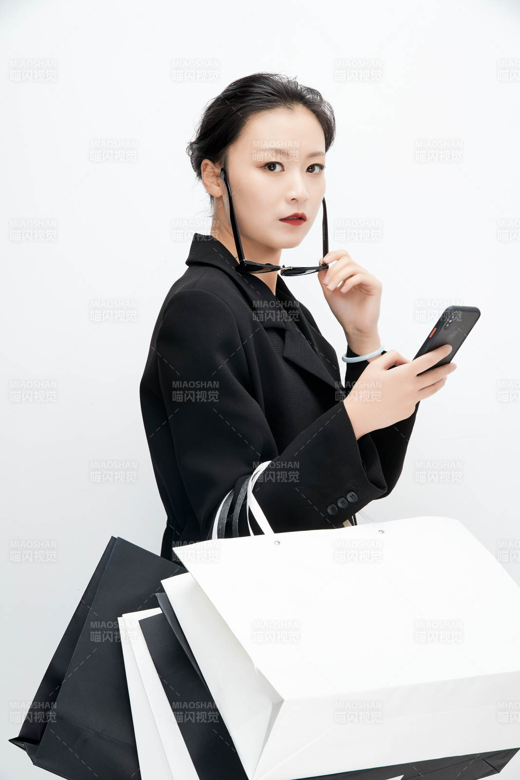 白色背景下手提购物袋时尚美丽的亚洲少女图片