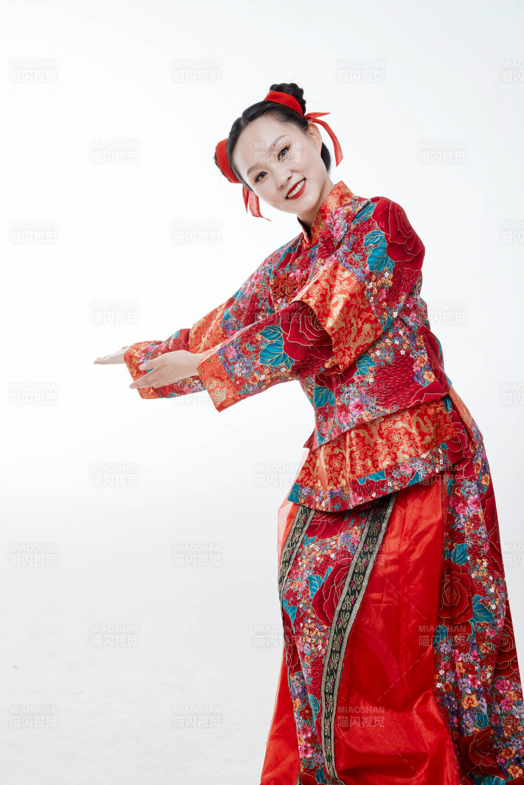 身穿中国传统服饰的青年女性图片