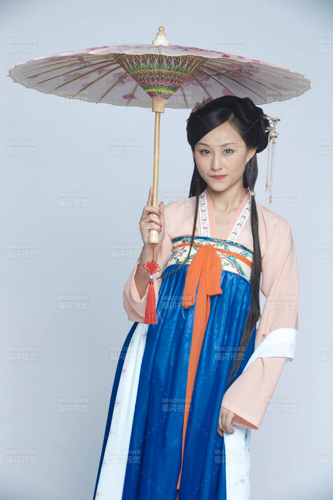 身穿古装的汉服女性人像汉服影棚拍摄图片