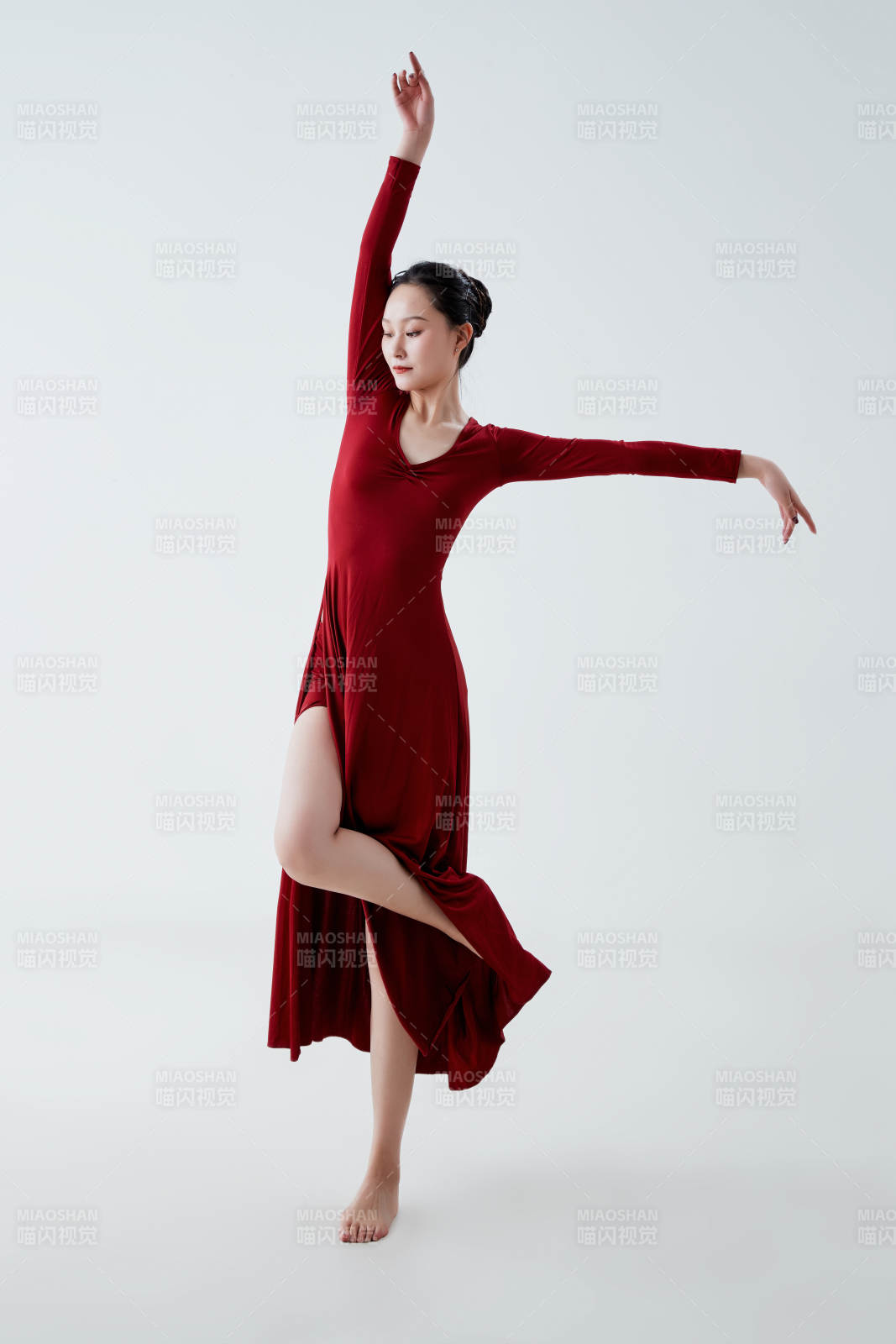 穿着红色长裙翩翩起舞的少女图片