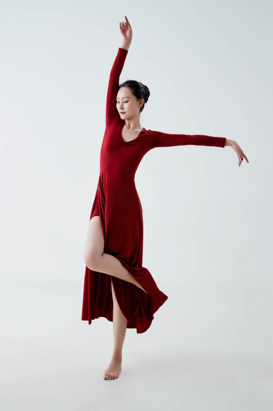 穿着红色长裙翩翩起舞的少女图片