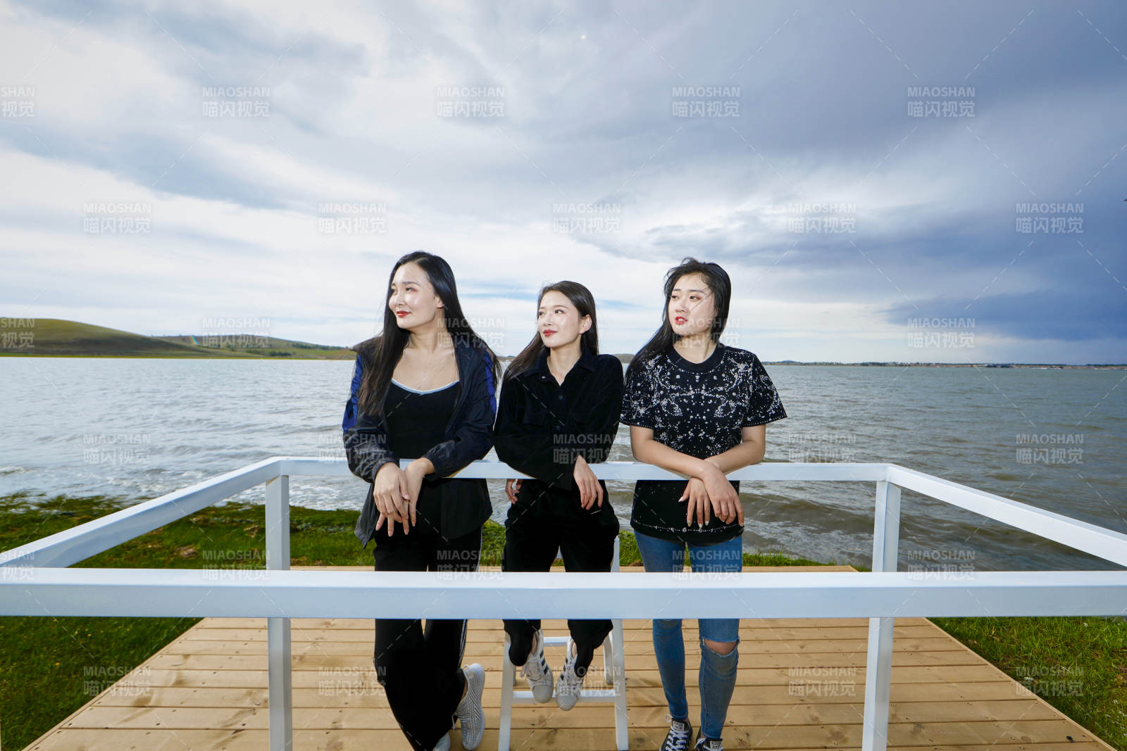 悠闲的站在美丽湖岸码头的亚洲年轻女性人像图片
