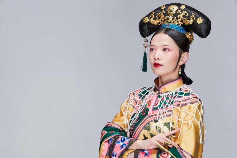 白色背景下的清代女性古装造型清朝古装图片