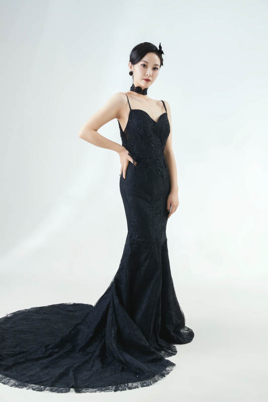 棚拍白色背景下的洁白婚纱新娘美妆图片