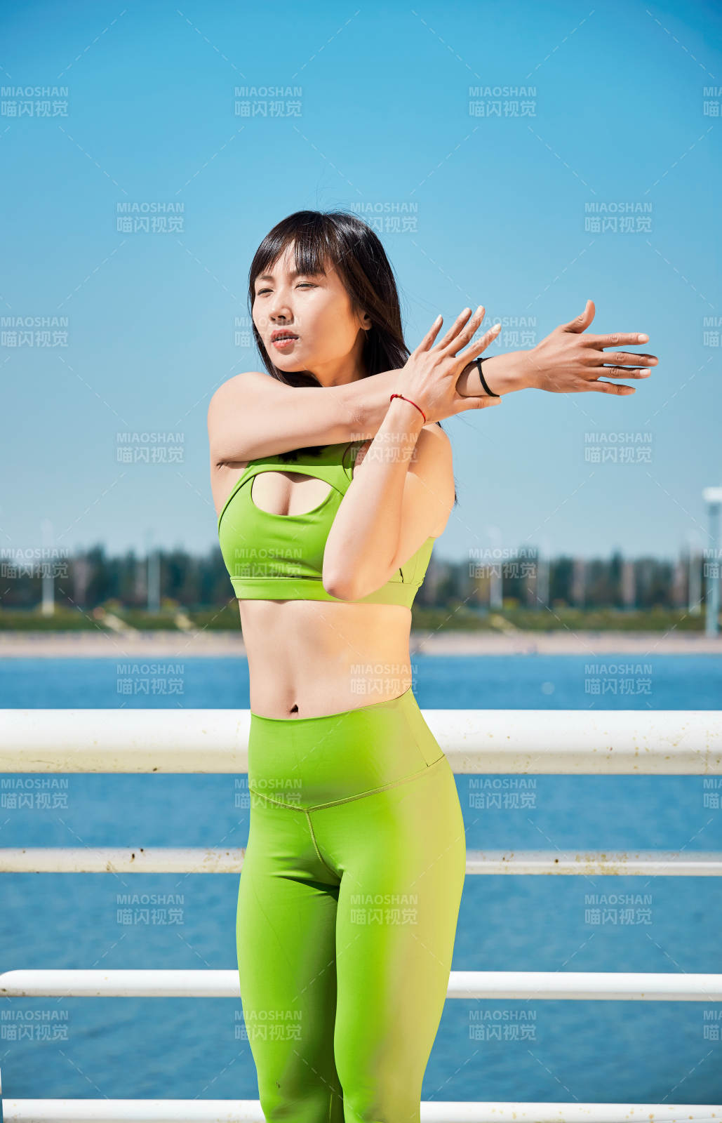 户外河畔公园做拉伸有氧运动的亚洲女性图片