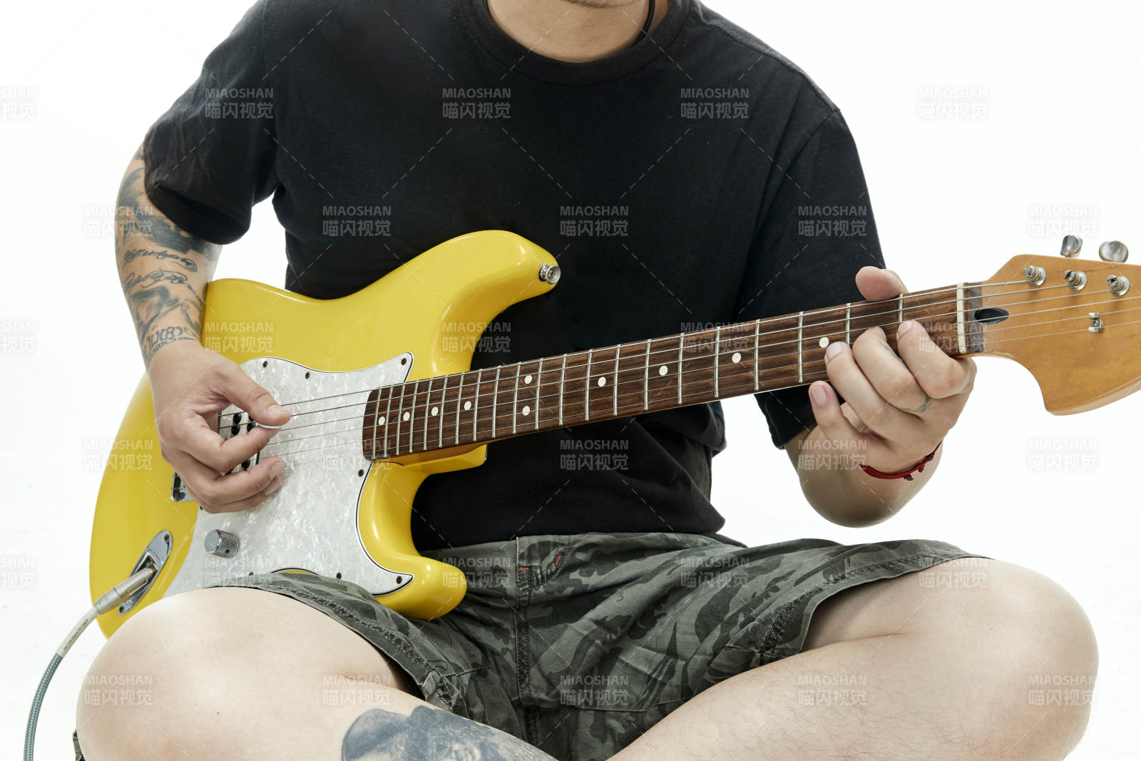 示范演奏摇滚电吉他的亚洲男性乐手人像局部特写图片