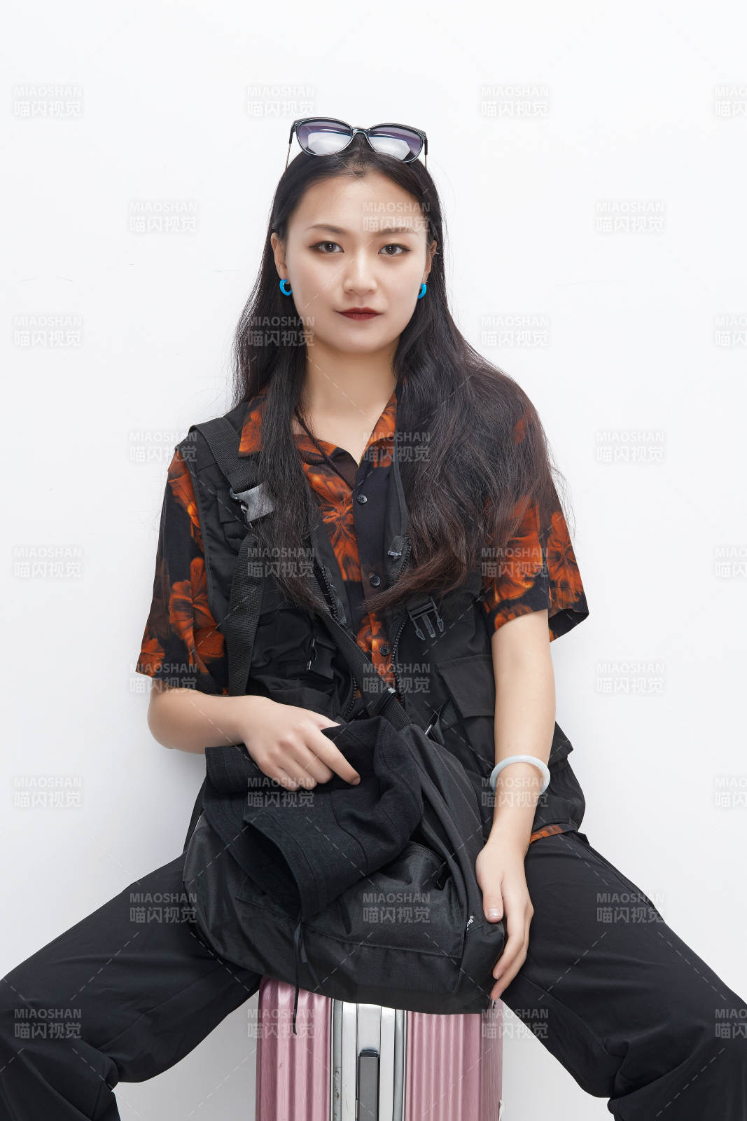 白色背景下准备出发旅行的美丽东方女大学生图片