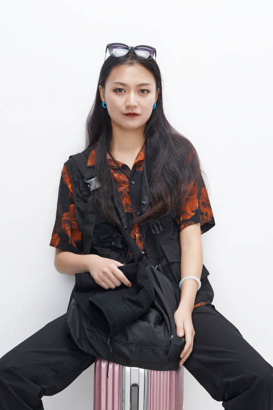 白色背景下准备出发旅行的美丽东方女大学生图片