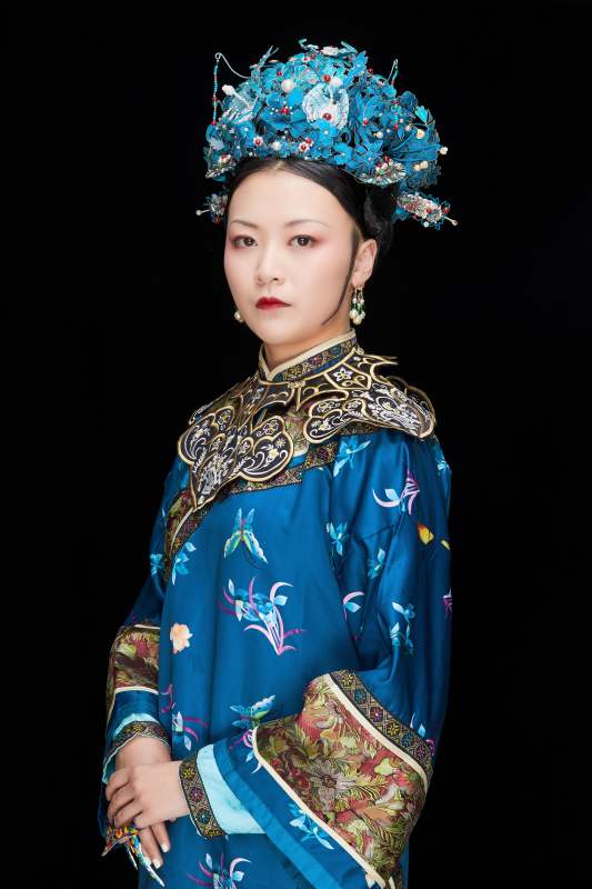 黑色背景下的清代女性古装造型清朝古装图片